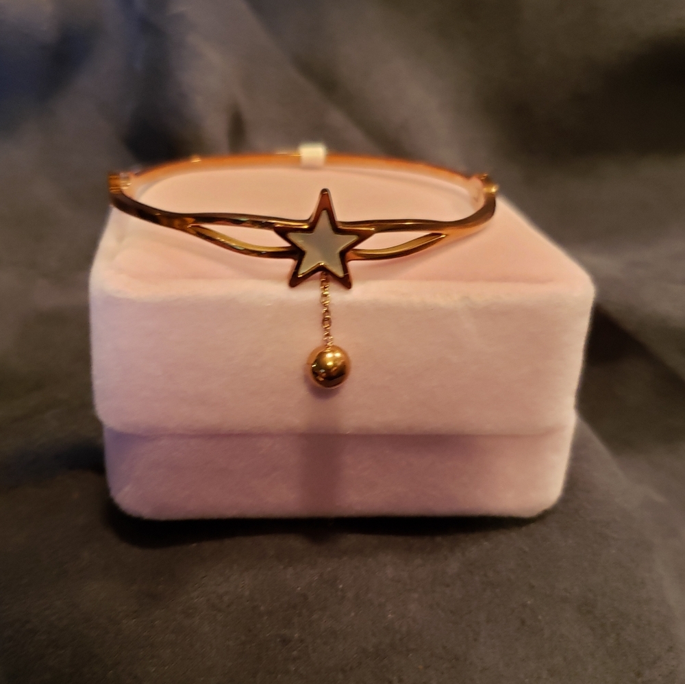 Rose gold star bracelet with mother of pearl